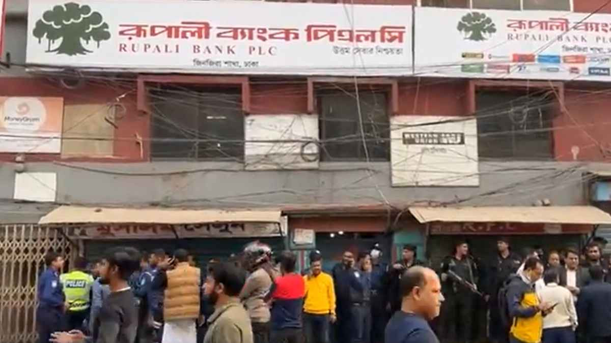 তিন ডাকাতের আত্মসমর্পণ, দেশীয় অস্ত্র উদ্ধার